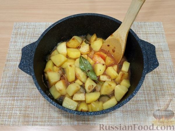 Картошка, тушенная с маринованными огурцами в томатном соусе