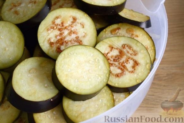 Консервированные баклажаны со сладким перцем, зеленью и чесноком