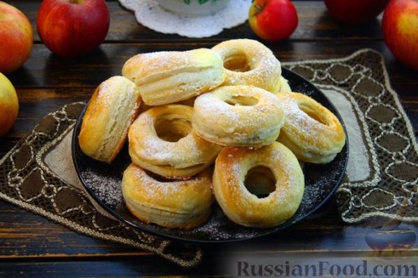 Пончики из слоёного дрожжевого теста с яблоками (в духовке)