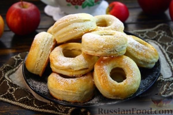 Пончики из слоёного дрожжевого теста с яблоками (в духовке)