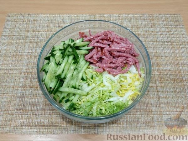 Салат с пекинской капустой, колбасой, огурцами и сухариками