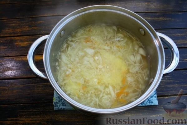 Суп с квашеной капустой, копчёными колбасками и фасолью
