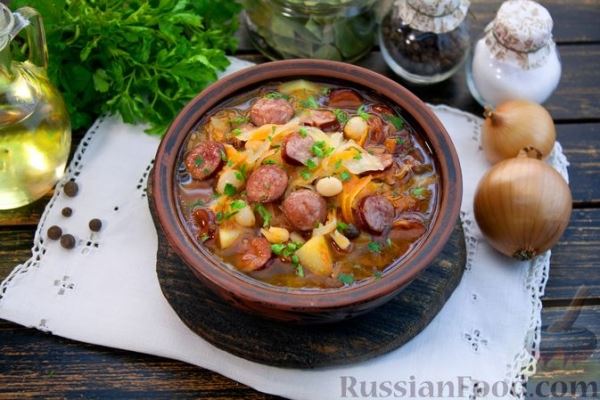 Суп с квашеной капустой, копчёными колбасками и фасолью