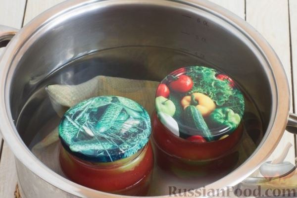 Консервированные зелёные помидоры в томатном соке, с чесноком